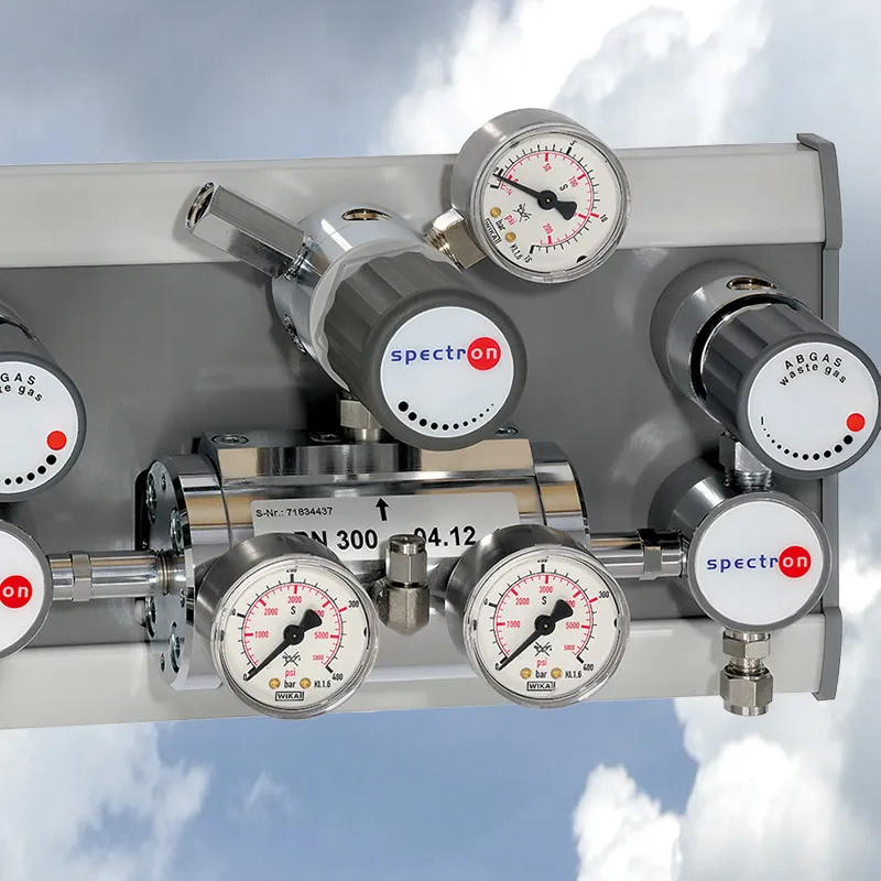 Gasversorgungspaneel von Spectron mit Druckminderern und Manometern